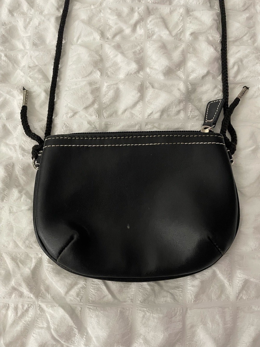 Classic Black Samsonite Small Crossbody Bag with Contrast Stitching